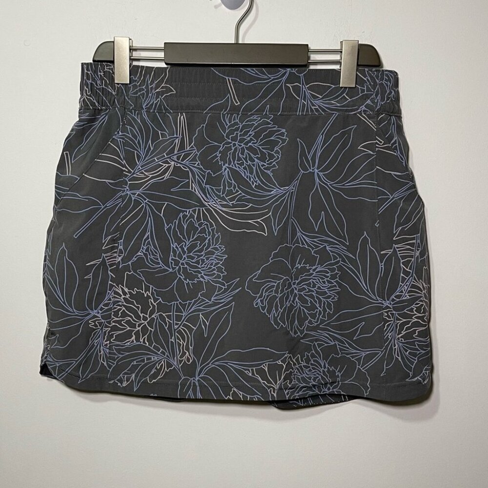 Columbia women grey floral pull on wicking hiking outdoor golf skort in size L